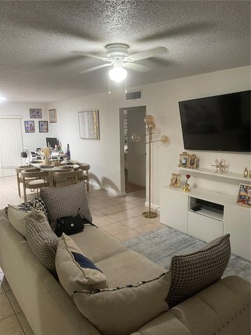 3011 NW 68th St 10F, Fort Lauderdale, FL 33309