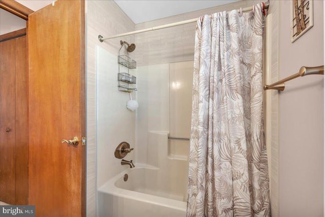 42 OLD ORCHARD DR, Sicklerville, NJ 08081