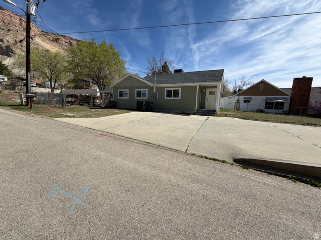210 RIDGEWAY ST, Helper, UT 84526