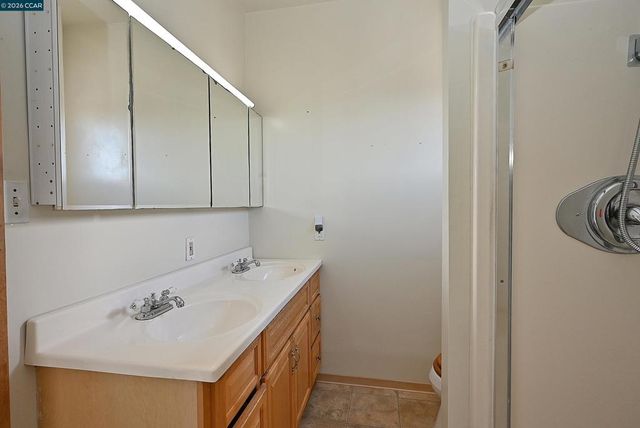 979 Grace Ave, Oakland, CA 94608