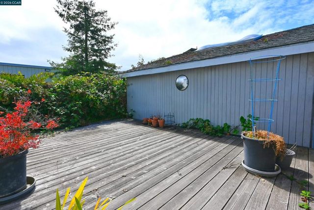 979 Grace Ave, Oakland, CA 94608