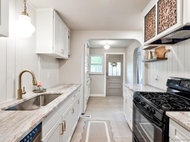 2846 Cooper Avenue, Port Huron, MI 48060