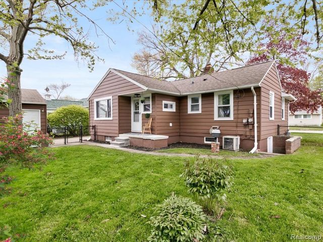 2846 Cooper Avenue, Port Huron, MI 48060