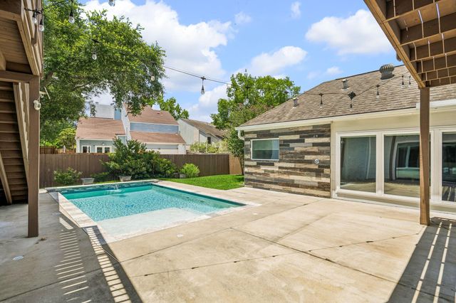 922 Crossroads Drive, Houston, TX 77079