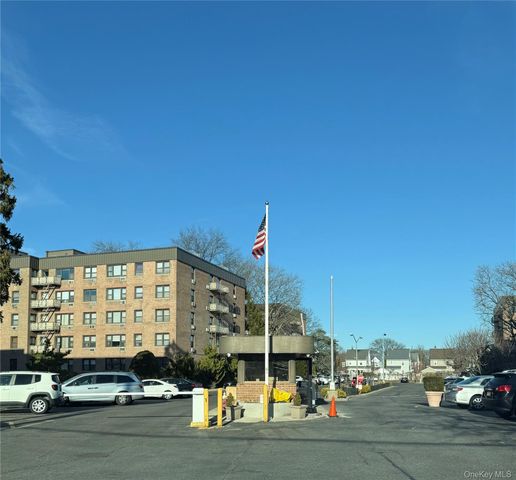 3 Birchwood Court 5B, Mineola, NY 11501