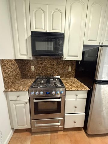 3 Birchwood Court 5B, Mineola, NY 11501