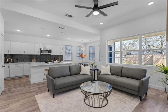 1323 S Montgomery Street, Sherman, TX 75090