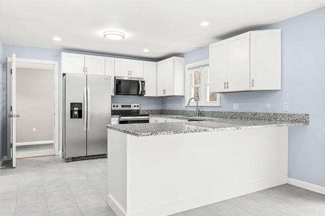 92 Ursula St, Lowell, MA 01854