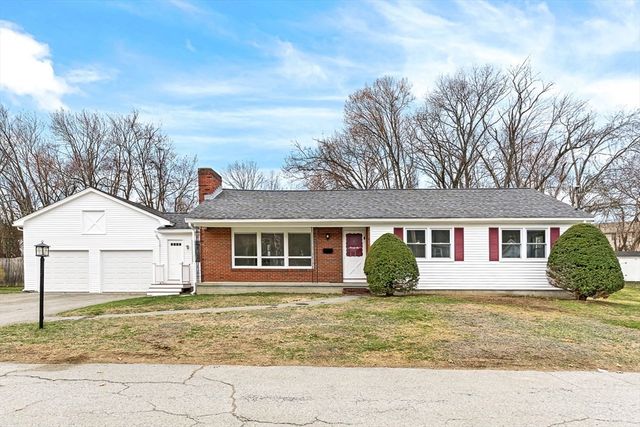 92 Ursula St, Lowell, MA 01854