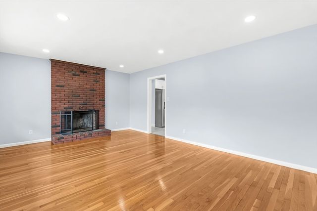 92 Ursula St, Lowell, MA 01854