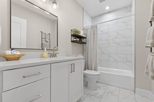 5211 Highpointe Lakes Drive, 7402, Westerville, OH 43081