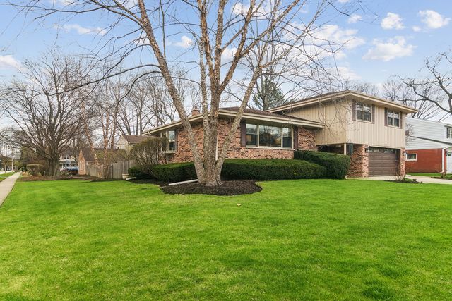 111 N Wilshire Lane, Arlington Heights, IL 60004