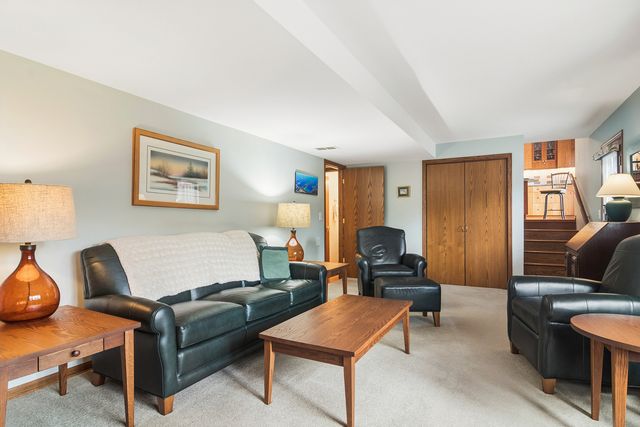 111 N Wilshire Lane, Arlington Heights, IL 60004