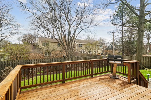 111 N Wilshire Lane, Arlington Heights, IL 60004