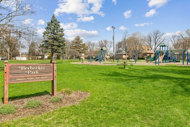 111 N Wilshire Lane, Arlington Heights, IL 60004