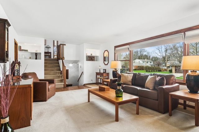 111 N Wilshire Lane, Arlington Heights, IL 60004