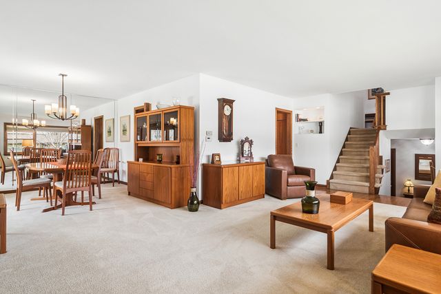 111 N Wilshire Lane, Arlington Heights, IL 60004