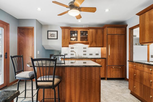 111 N Wilshire Lane, Arlington Heights, IL 60004