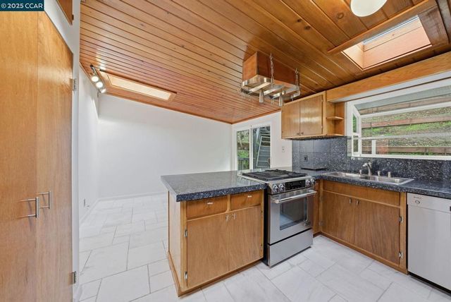 5584 Circle Dr, El Sobrante, CA 94803