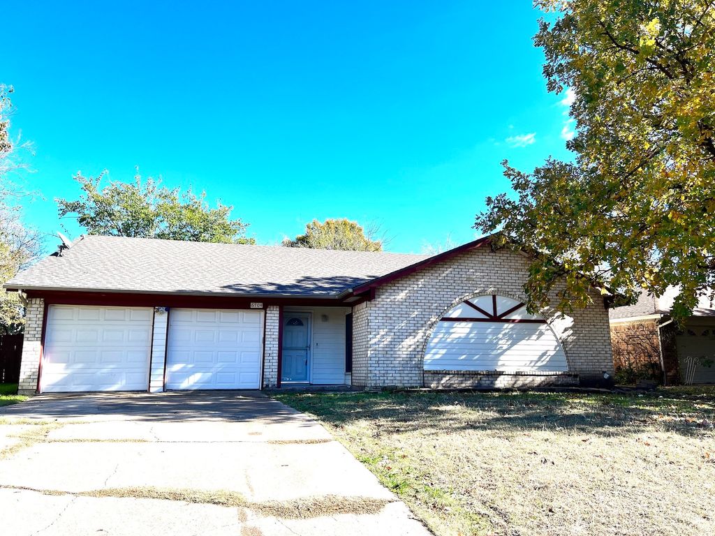 6704 Spoonwood Lane, Fort Worth, TX 76137