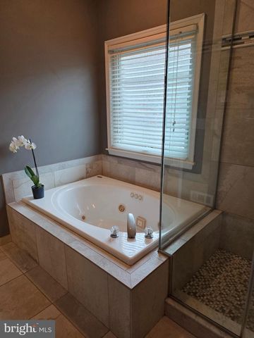 675 COUNTRY CLUB DR, Egg Harbor City, NJ 08215