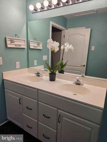 675 COUNTRY CLUB DR, Egg Harbor City, NJ 08215
