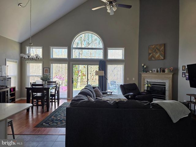 675 COUNTRY CLUB DR, Egg Harbor City, NJ 08215