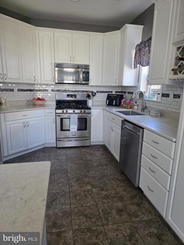 675 COUNTRY CLUB DR, Egg Harbor City, NJ 08215