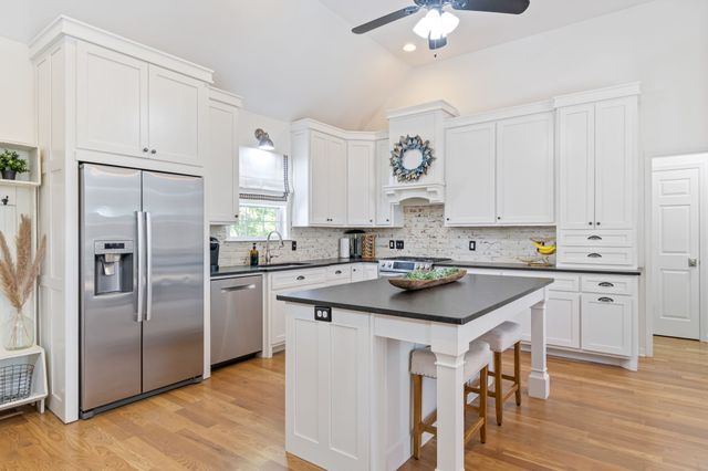 713 Pleasant View Dr, Columbia, TN 38401