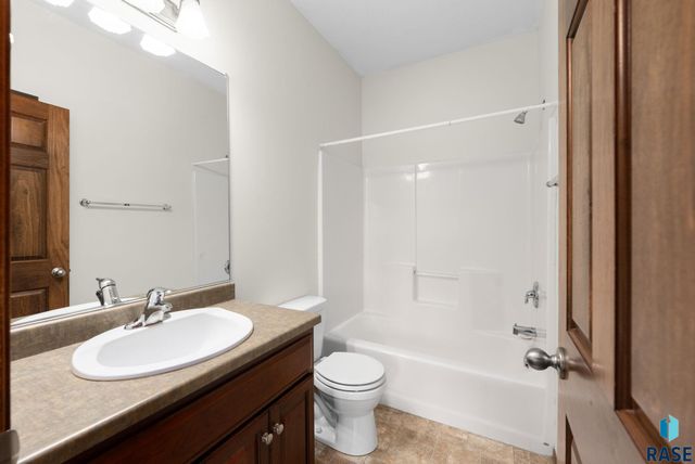 2217 S Ollerich Ave Avenue, Sioux Falls, SD 57106