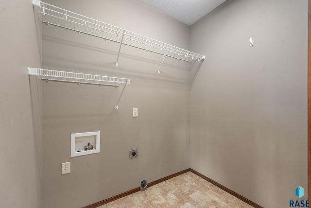 2217 S Ollerich Ave Avenue, Sioux Falls, SD 57106