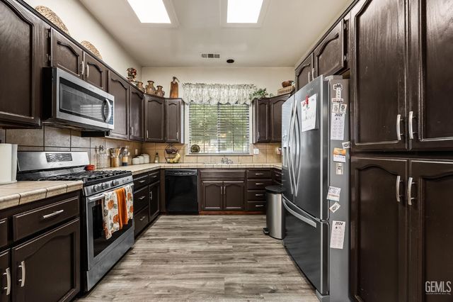 1855 N Virginia, Farmersville, CA 93223