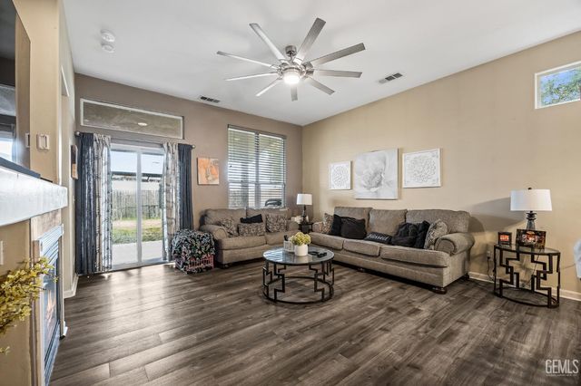 1855 N Virginia, Farmersville, CA 93223