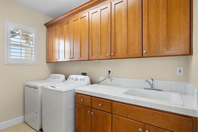 2712 Cancun Dr, Modesto, CA 95355