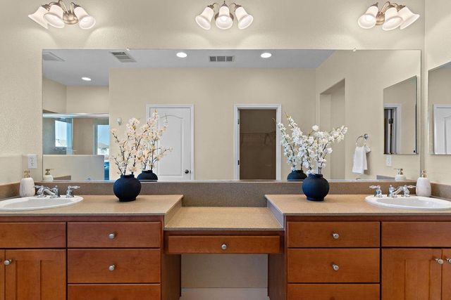 2712 Cancun Dr, Modesto, CA 95355