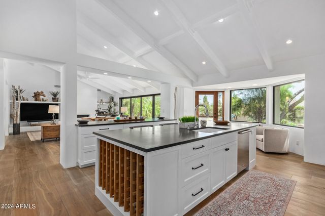 5635 E LINCOLN Drive 10, Paradise Valley, AZ 85253