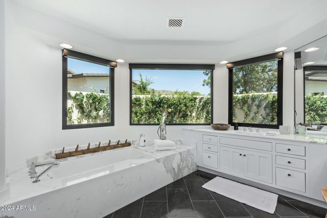 5635 E LINCOLN Drive 10, Paradise Valley, AZ 85253