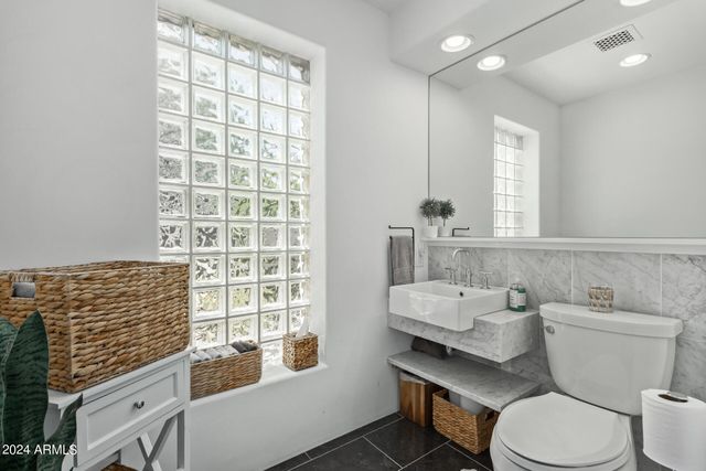 5635 E LINCOLN Drive 10, Paradise Valley, AZ 85253