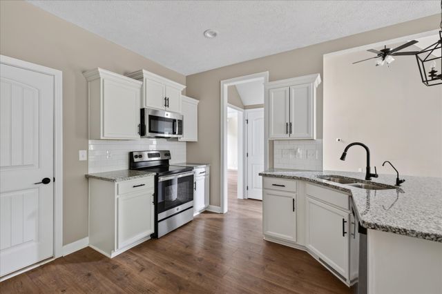 404 Glenstone Springs Dr, Clarksville, TN 37043