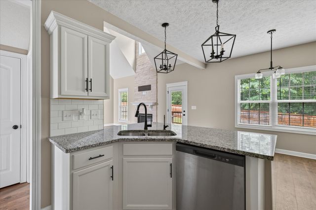 404 Glenstone Springs Dr, Clarksville, TN 37043