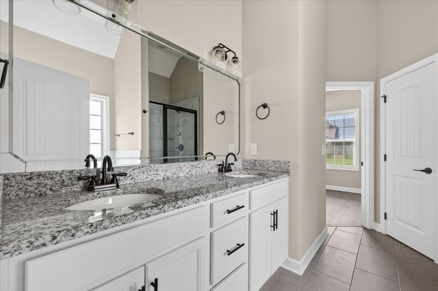 404 Glenstone Springs Dr, Clarksville, TN 37043