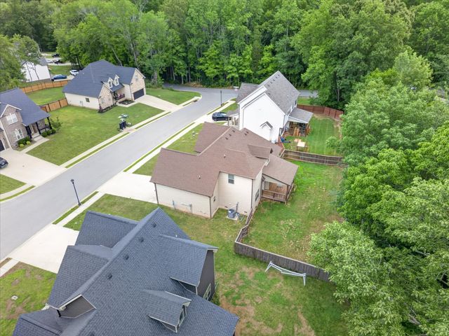 404 Glenstone Springs Dr, Clarksville, TN 37043