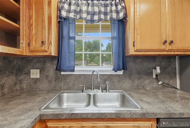 323 W Cypress Street, Coweta, OK 74429