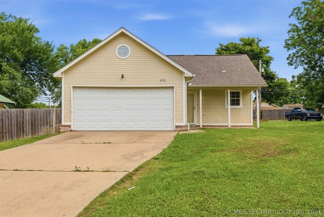 323 W Cypress Street, Coweta, OK 74429