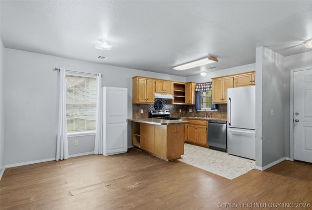 323 W Cypress Street, Coweta, OK 74429