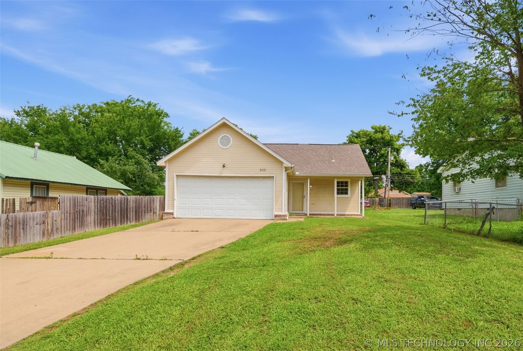 323 W Cypress Street, Coweta, OK 74429