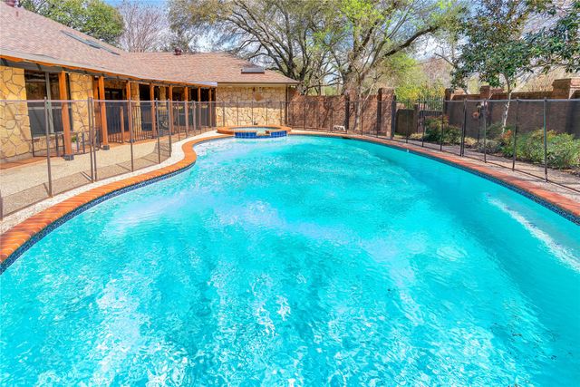 1503 W Westhill Drive, Cleburne, TX 76033