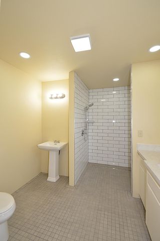 950 E Thurman Avenue, Porterville, CA 93257