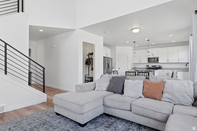 2104 E HERITAGE DR, Spanish Fork, UT 84660