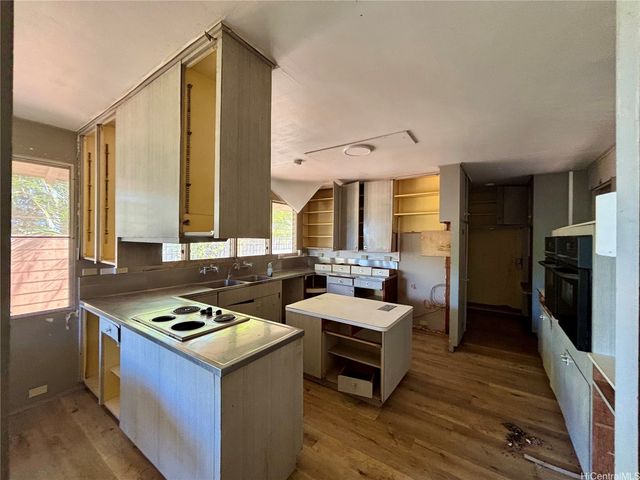 633 Hakaka Place, Honolulu, HI 96816